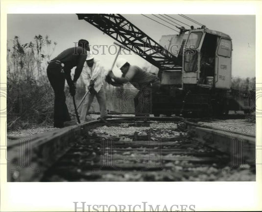 1989 Press Photo Illinois Central Railroad workers repair I.C.'s track, Harahan - Historic Images