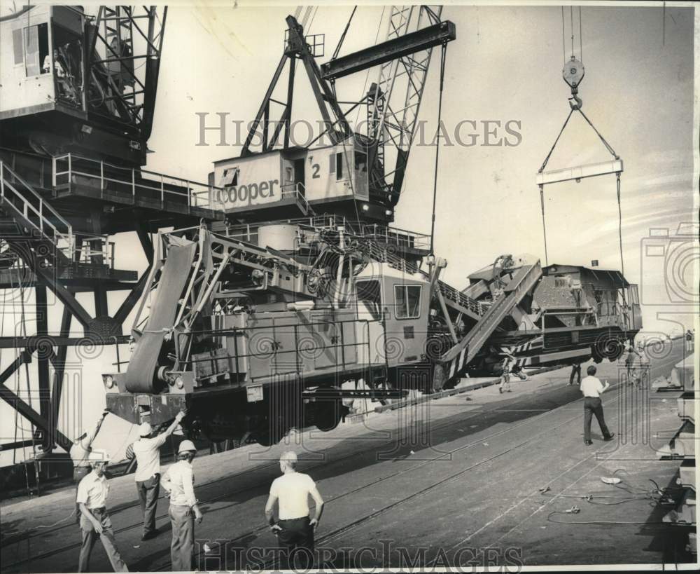 1976 Illinois Central Railroad&#39;s undercutter lifted from barge - Historic Images