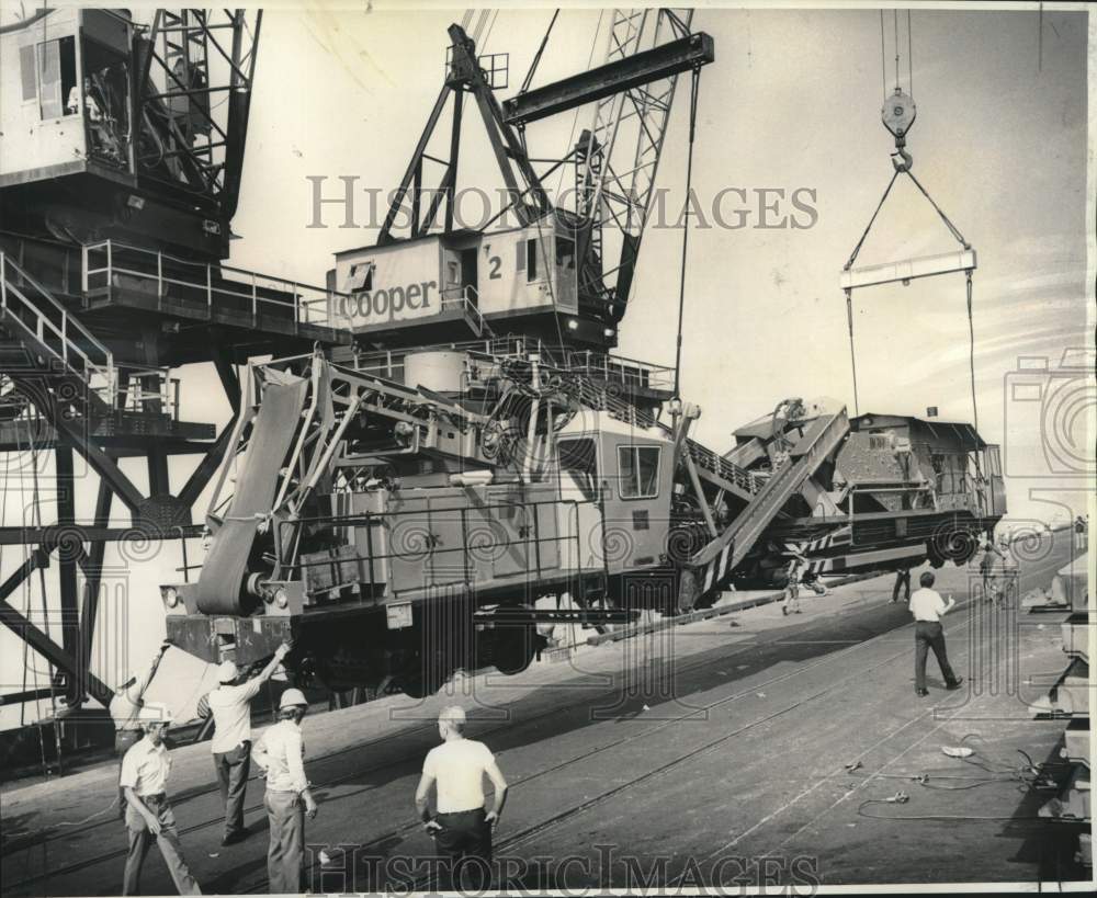 1976 Illinois Central Railroad's undercutter lifted from barge - Historic Images