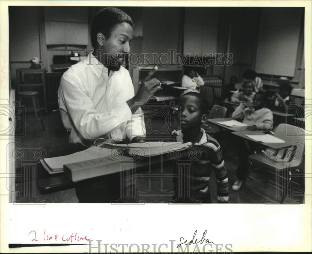 1989 Press Photo Literacy-Cleveland Livious gives Torrie Wilson an assignment - Historic Images