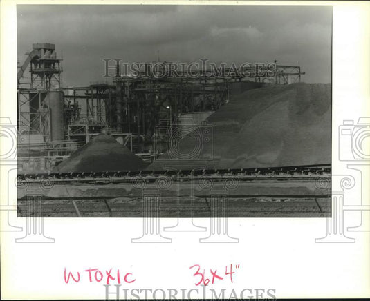 1994 Press Photo Piles of gypsum sit in the foreground of the IMC-Agrico plant. - Historic Images