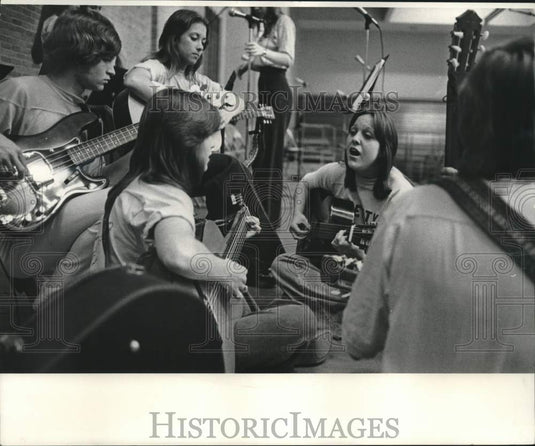 1975 Press Photo New Orleans-Bass Guitar Bill Bowles & Karen Prestenbach & group - Historic Images