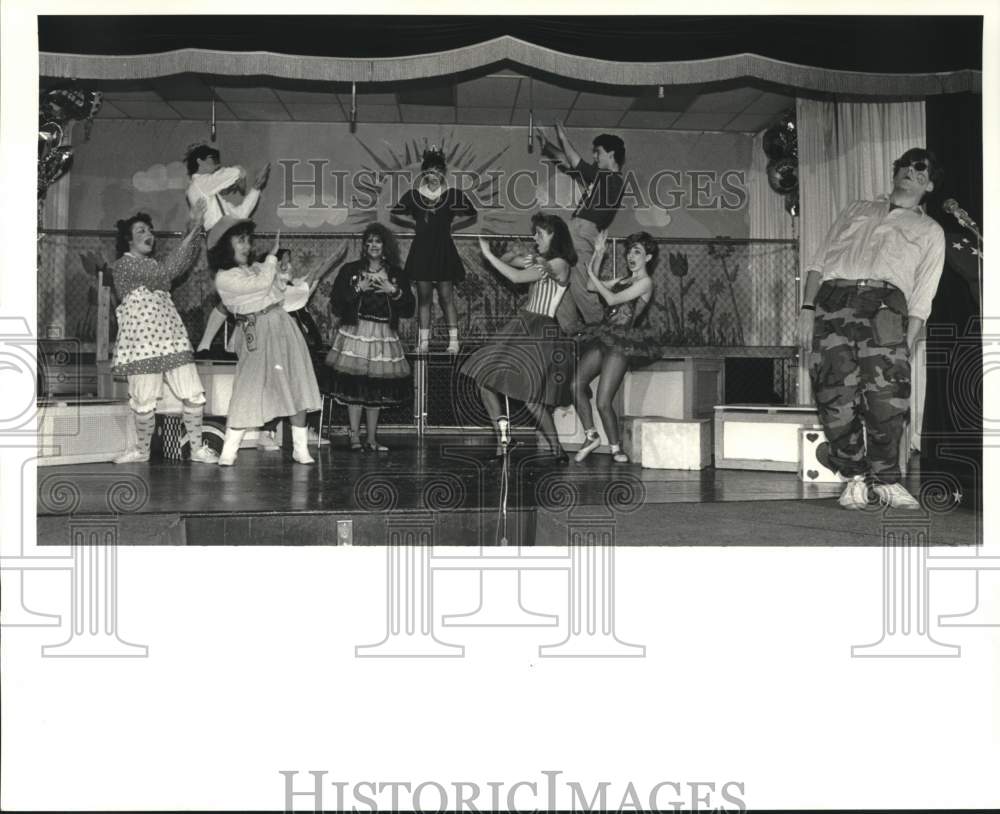 1987 Press Photo Immaculata High Drama Club perform a scene from Godspell. - Historic Images