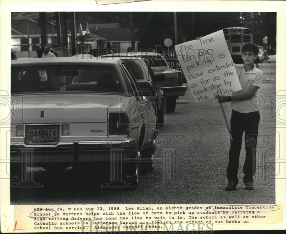 1988 Press Photo Lee Allen carries a sign to let drivers know length of the wait - Historic Images