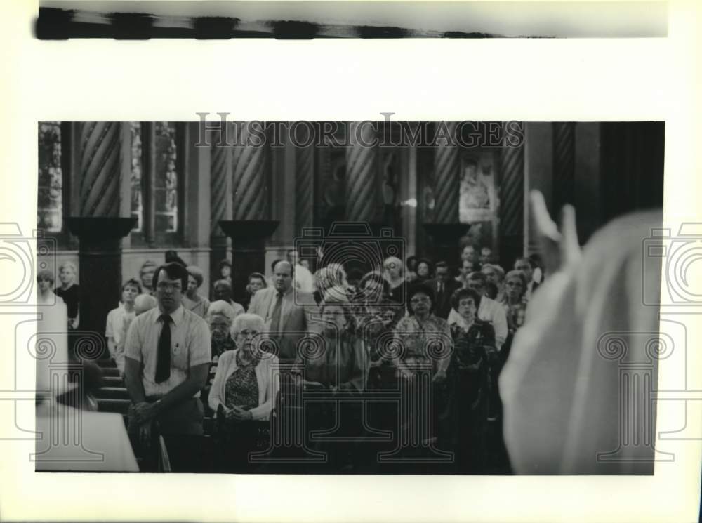 1988 Press Photo Congregation of the Immaculate Conception Church at mass. - Historic Images