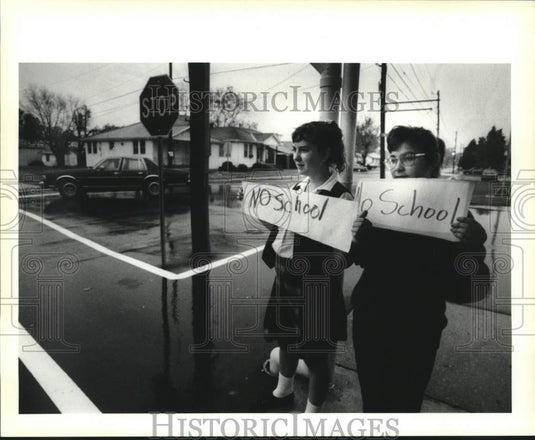 1990 Press Photo Meredith Boudreaux & Lori Swear hold signs for Marrero parents. - Historic Images