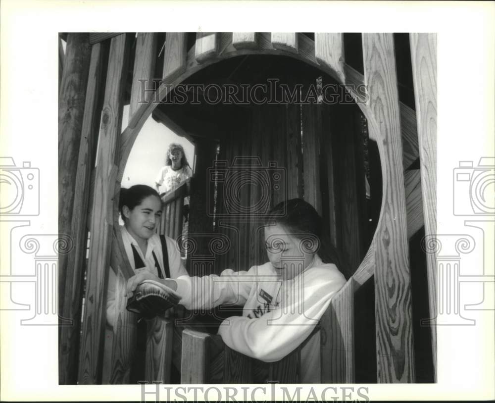 1993 Press Photo Robin Delger and Melanie Plaisance sitting in new playground. - Historic Images