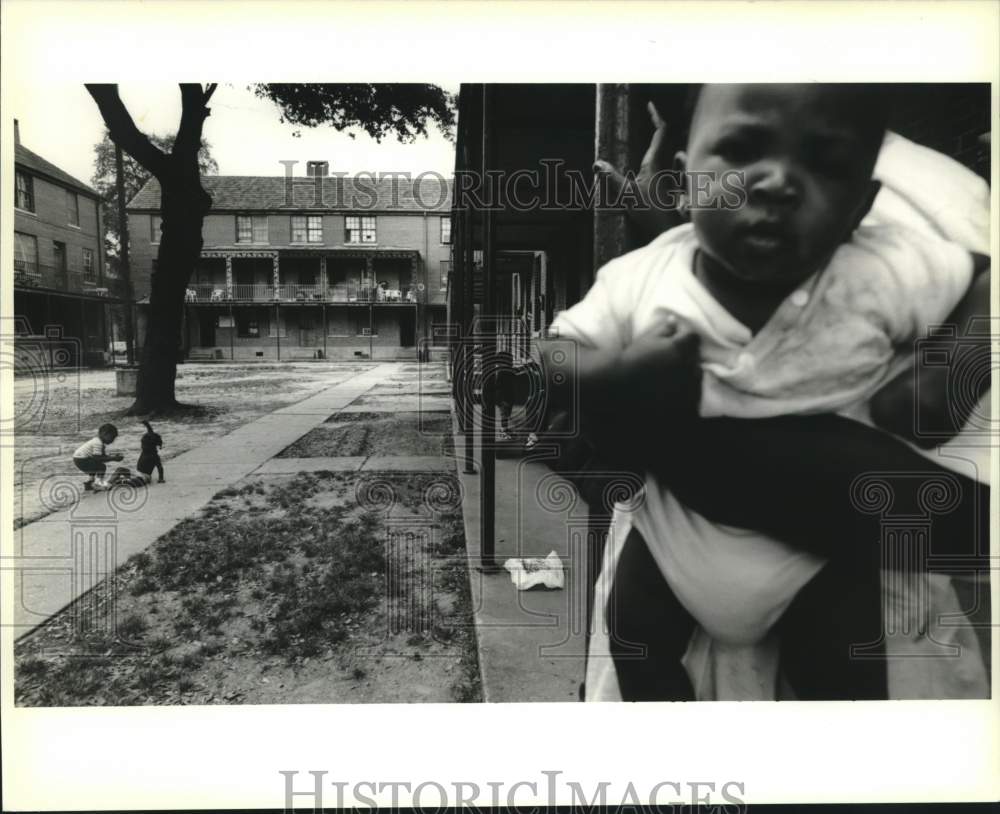 1995 Press Photo Tonya Smith and mother Carmelita in Iberville courtyard - Historic Images