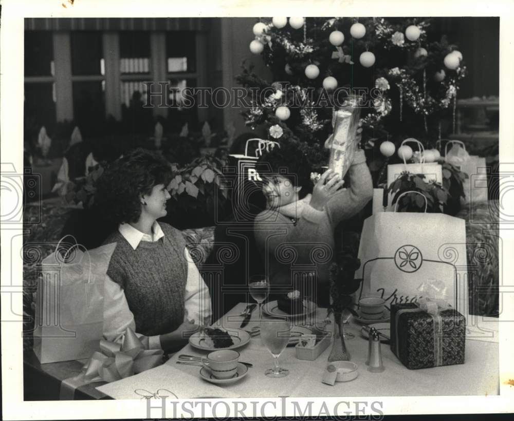 1984 Christina Millan and Lynn Laski at Portofino Cafe - Historic Images