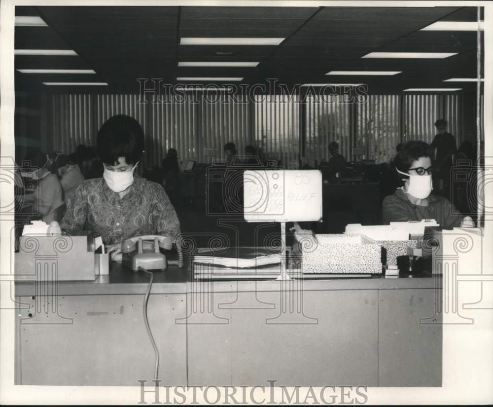 1969 Press Photo Ora Lee Bailey and Mildred Miller wear masks for influenza - Historic Images