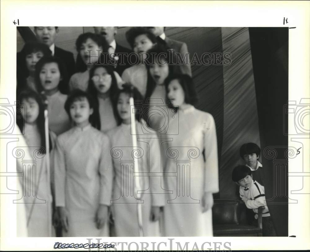 1991 Press Photo Two curious boys look out behind the &quot;Alleluia Choir&quot; - Historic Images