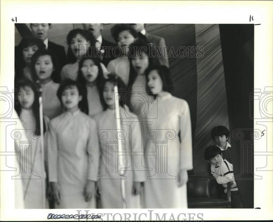 1991 Press Photo Two curious boys look out behind the "Alleluia Choir" - Historic Images