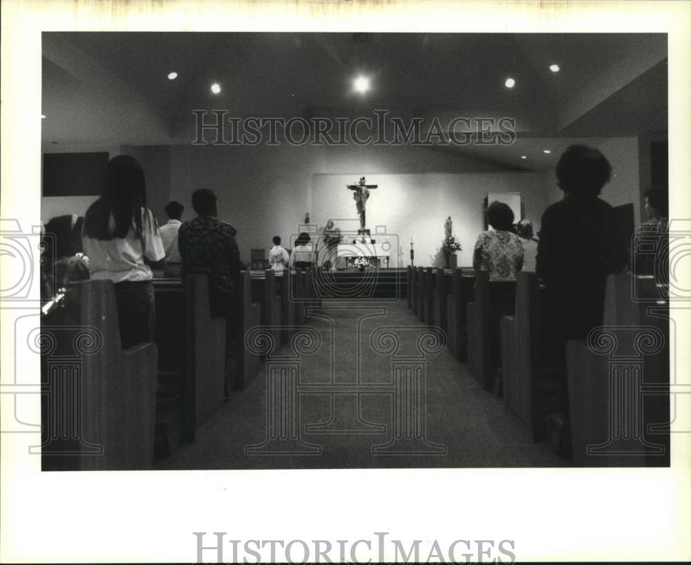 1995 Press Photo Vietnamese people at the Immaculate Mary Mission church - Historic Images