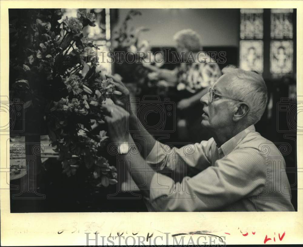 1992 Press Photo Dick Hynson works on floral arrangement, wife in background - Historic Images