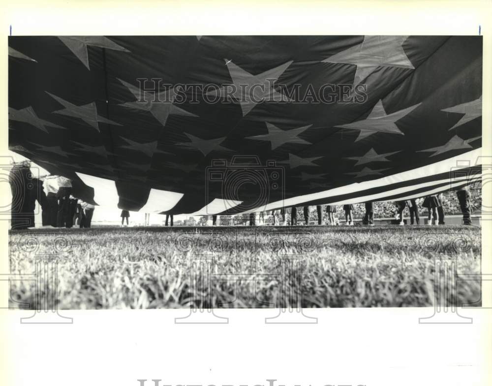 1989 Press Photo Junior deputies hold large flag at I Love America rally - Historic Images