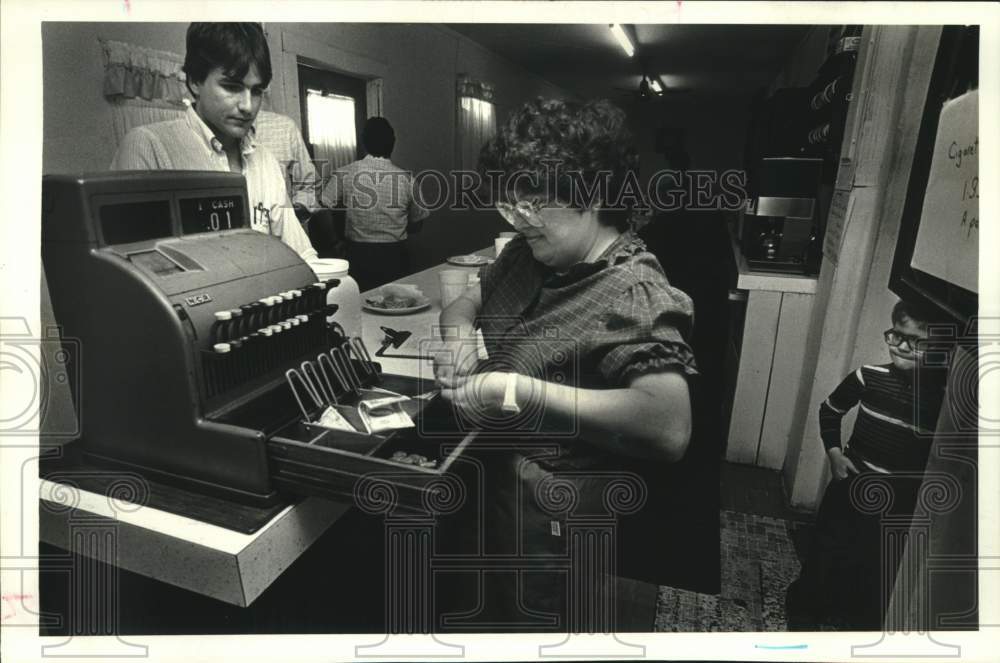 1986 Press Photo Waitress DeLores Chadwick works at IC Restaurant in Good Hope - Historic Images