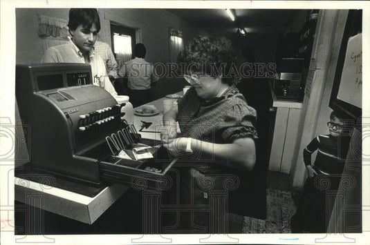 1986 Press Photo Waitress DeLores Chadwick works at IC Restaurant in Good Hope - Historic Images