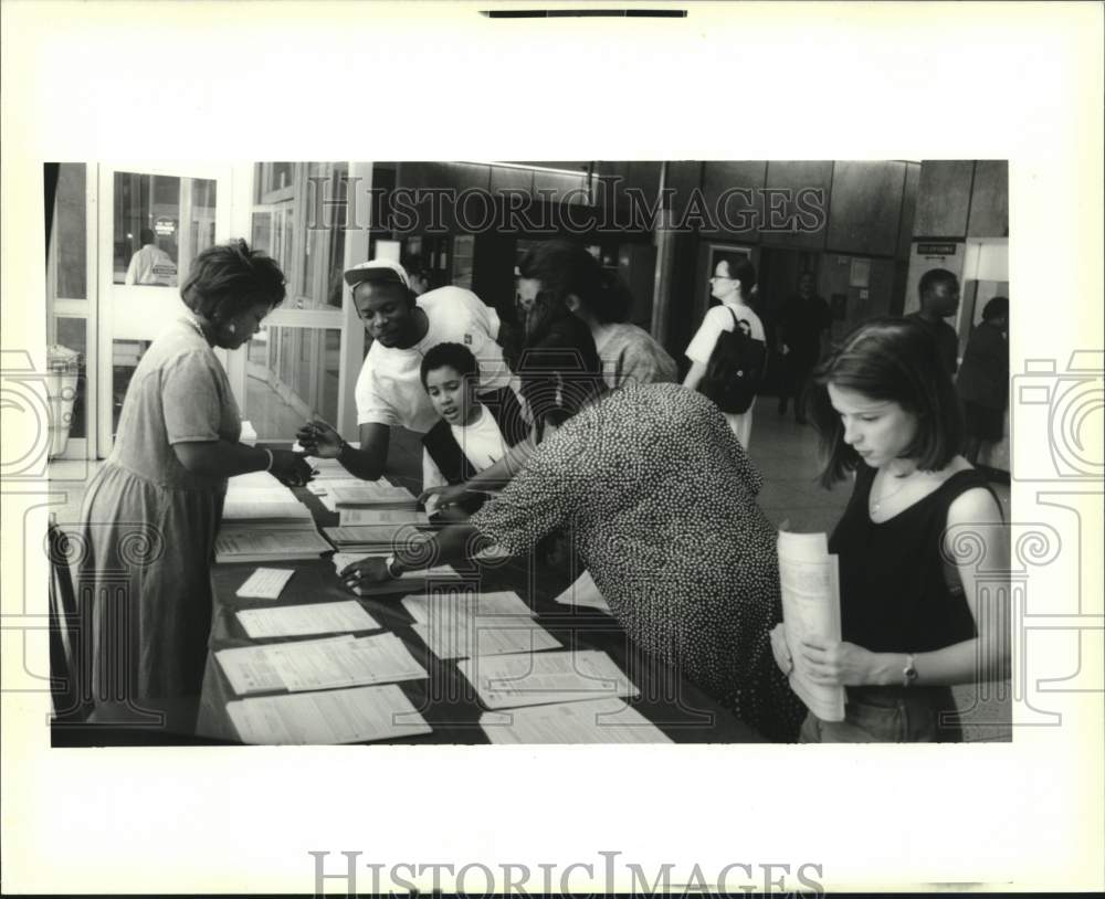 1995 Press Photo Cynthia Williams helping tax payers in the Main Post Office - Historic Images