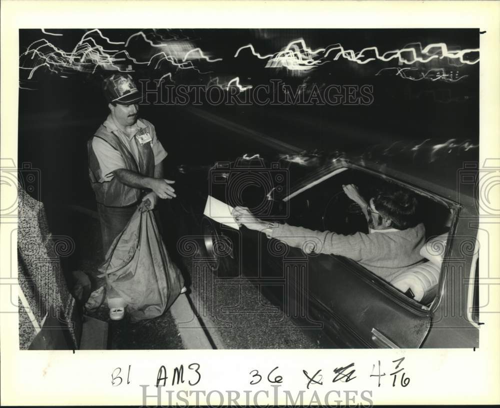 1990 Press Photo Postal worker Kenneth LeBlanc collects tax returns, Loyola - Historic Images