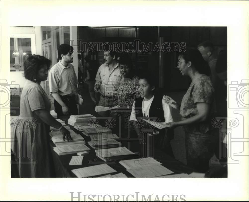 1995 Press Photo Cynthia Williams helps tax payers in the Main Post Office - Historic Images