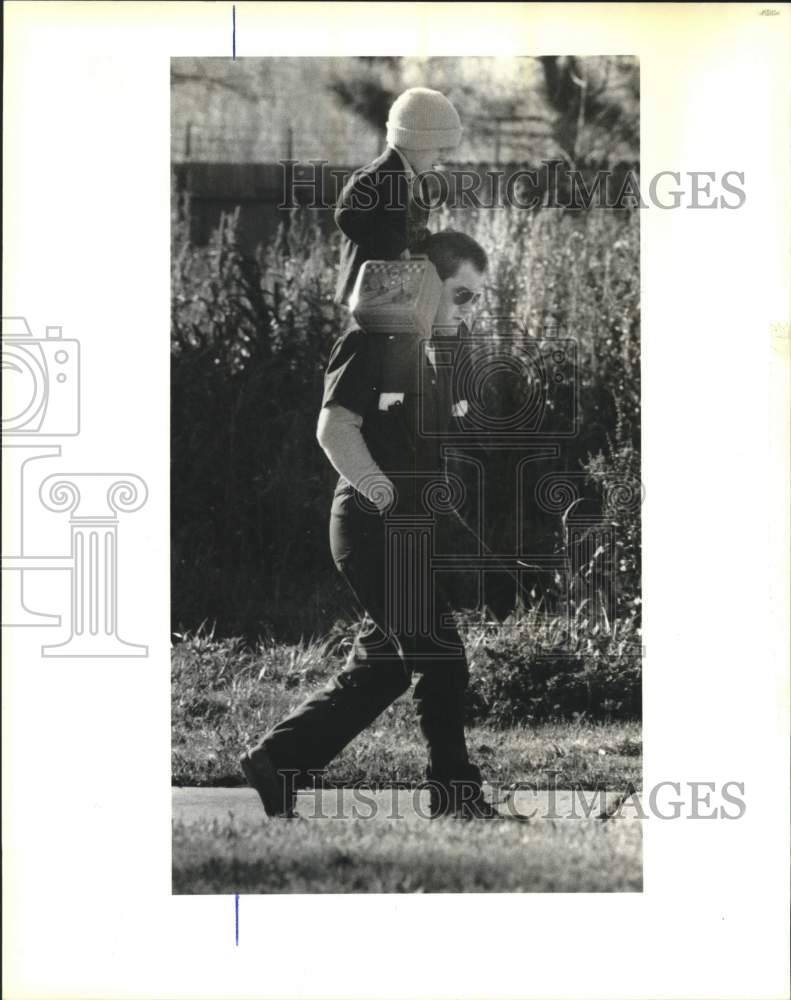 1991 Press Photo Jesse Jones gets a ride to Terrytown School on dad&#39;s shoulder. - Historic Images