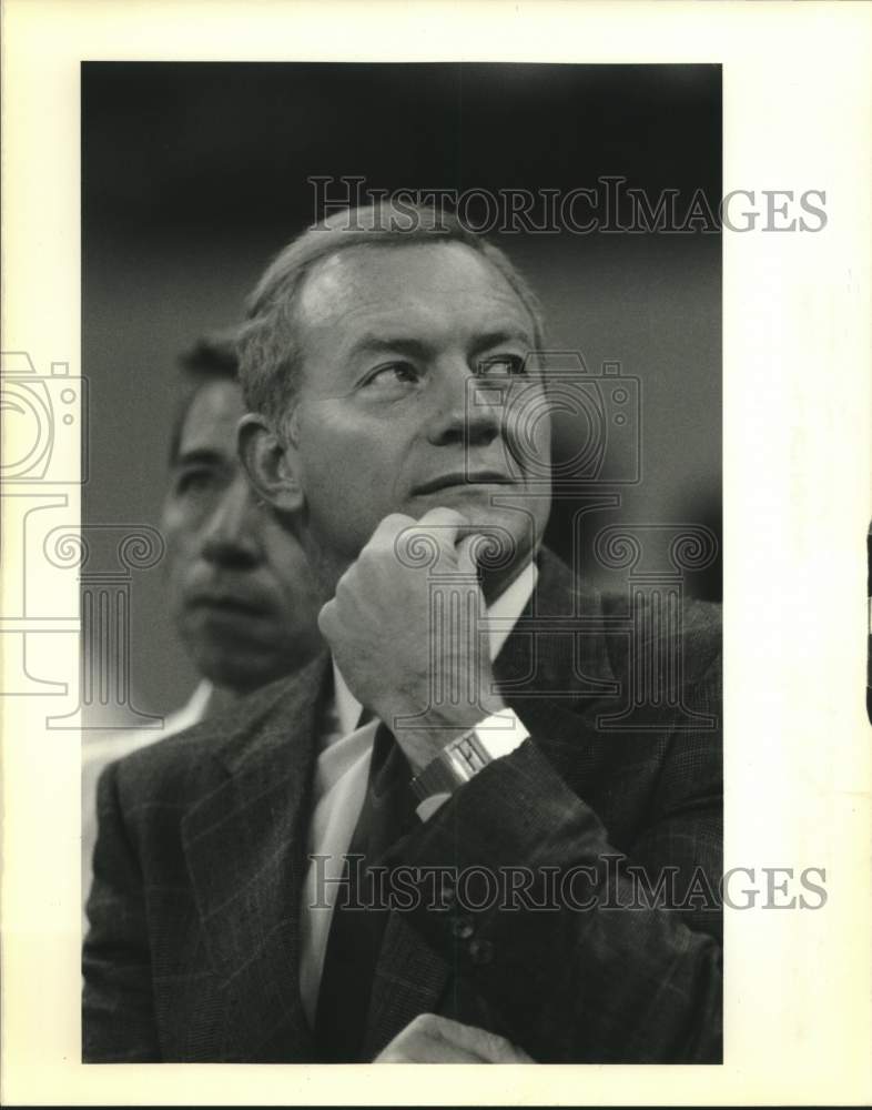 1989 Press Photo Cowboys owner Jerry Jones checks out the clock during the game. - Historic Images