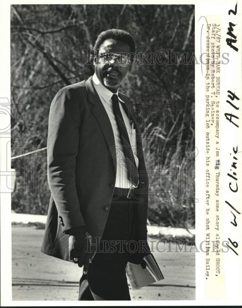 1987 Press Photo Dr. Jesse Jones outside his office after he shot William Bailey - Historic Images