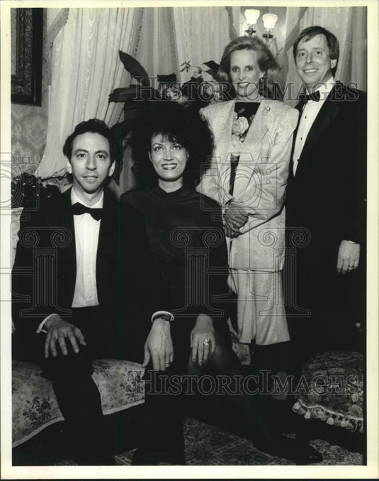 1994 Press Photo Gwendolyn Jones and others of Men's Opera - Historic Images