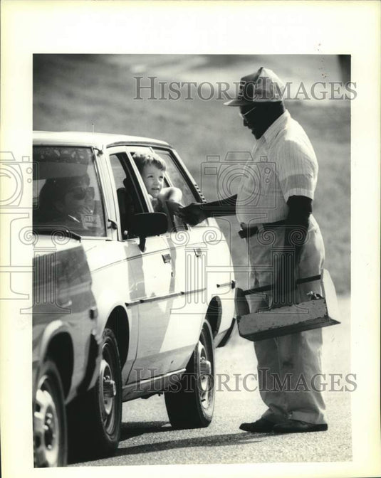 1990 Press Photo Peanut vendor Rev. Henry Jones shakes hands with Jordan Gravois - Historic Images