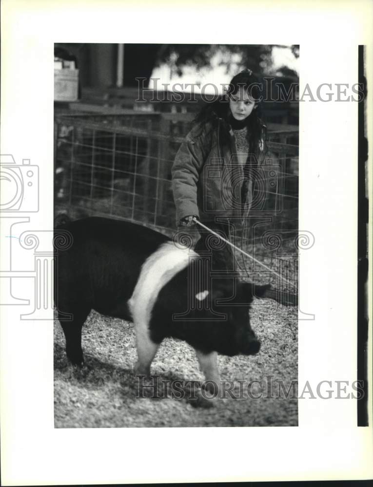 1991 Press Photo Julie with her Hampshire pig, Fannie Mae - Historic Images