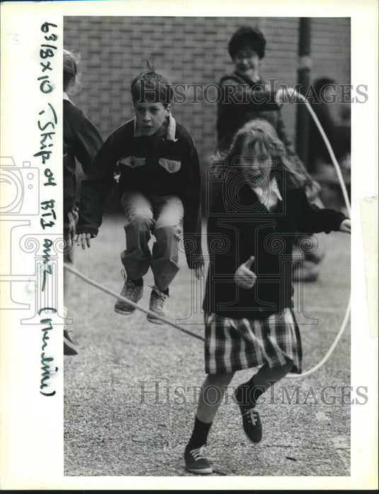 1991 Press Photo Jared Millet during jumproping session at St. Peters School - Historic Images