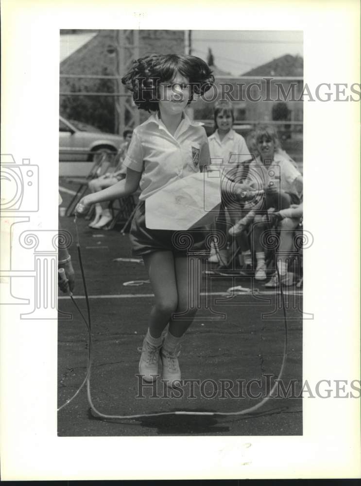 1989 Press Photo Kids jump rope at St. Clement of Rome School for heart fund - Historic Images