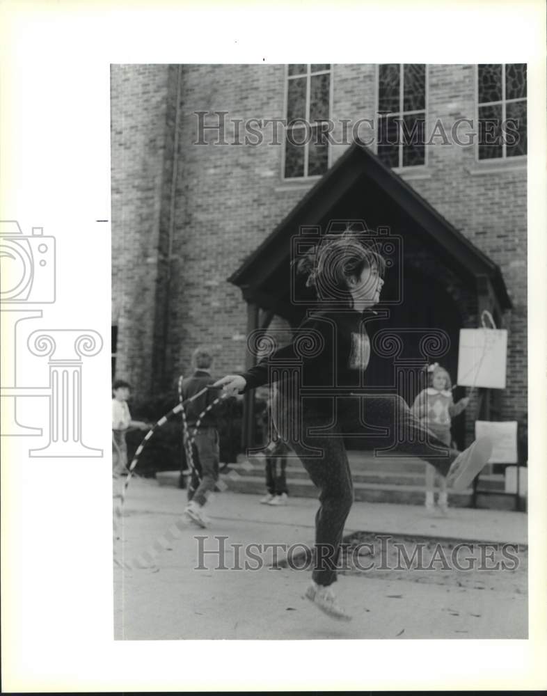 1990 Press Photo Shana Hayward in Jump Rope for Heart program, Covington School - Historic Images