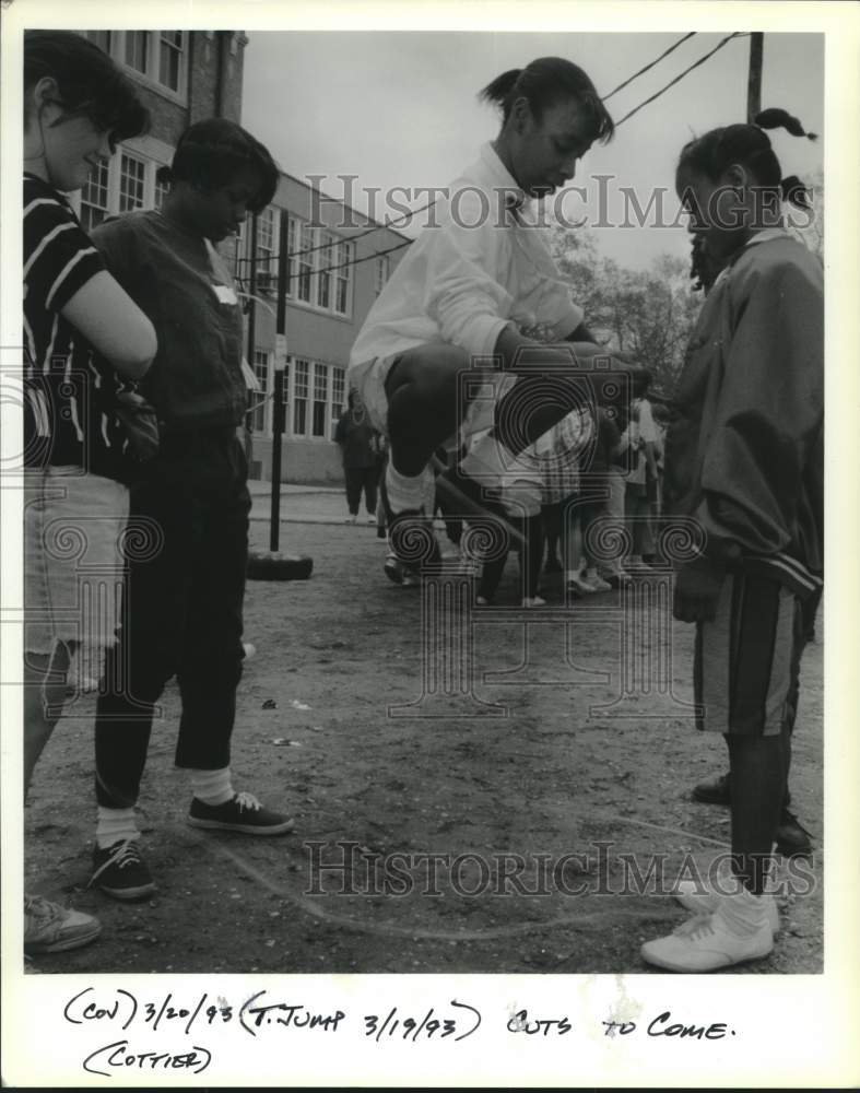 1993 Press Photo Children play jumping rope in a school yard - Historic Images