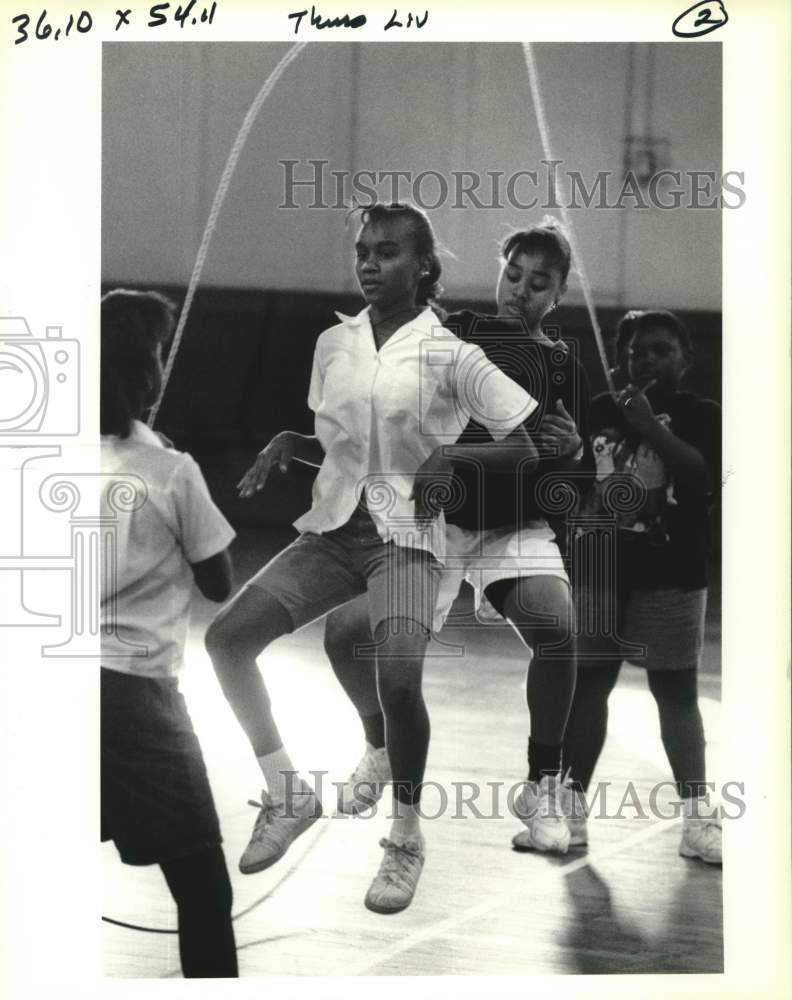 1994 Press Photo Double Dutch jump roping team from Stalling recreation center - Historic Images