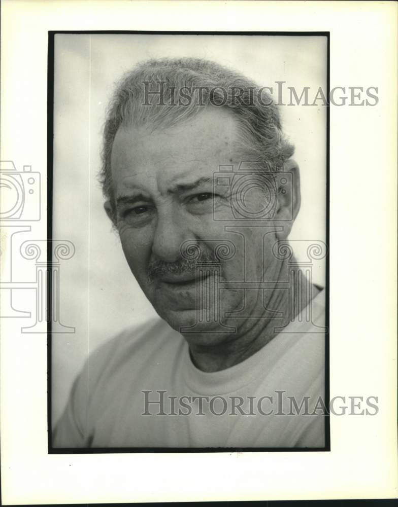 1994 Press Photo Volunteer Harold Juneau in front of Bridge House - Historic Images