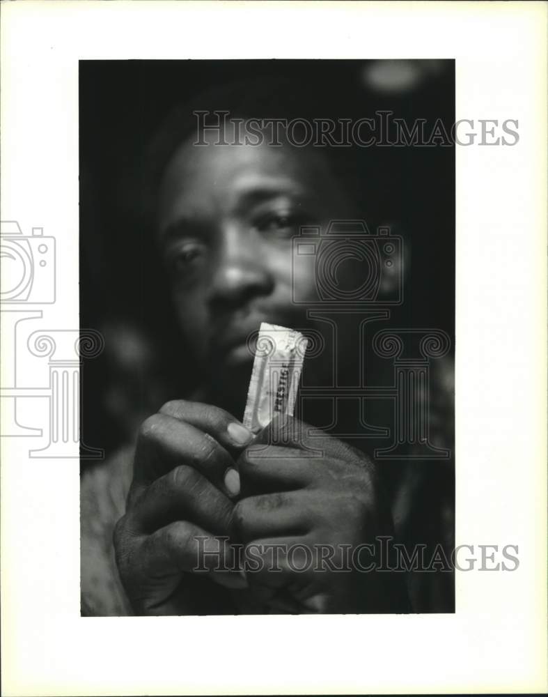 1993 Press Photo New Orleans-Charles Jones gets free condoms at Misty&#39;s bar - Historic Images