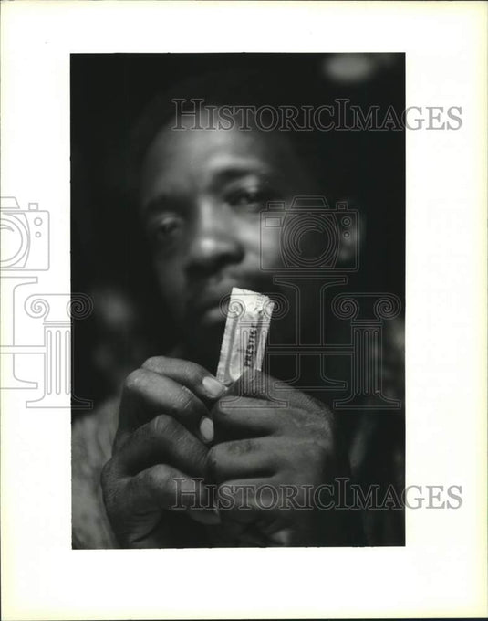 1993 Press Photo New Orleans-Charles Jones gets free condoms at Misty's bar - Historic Images