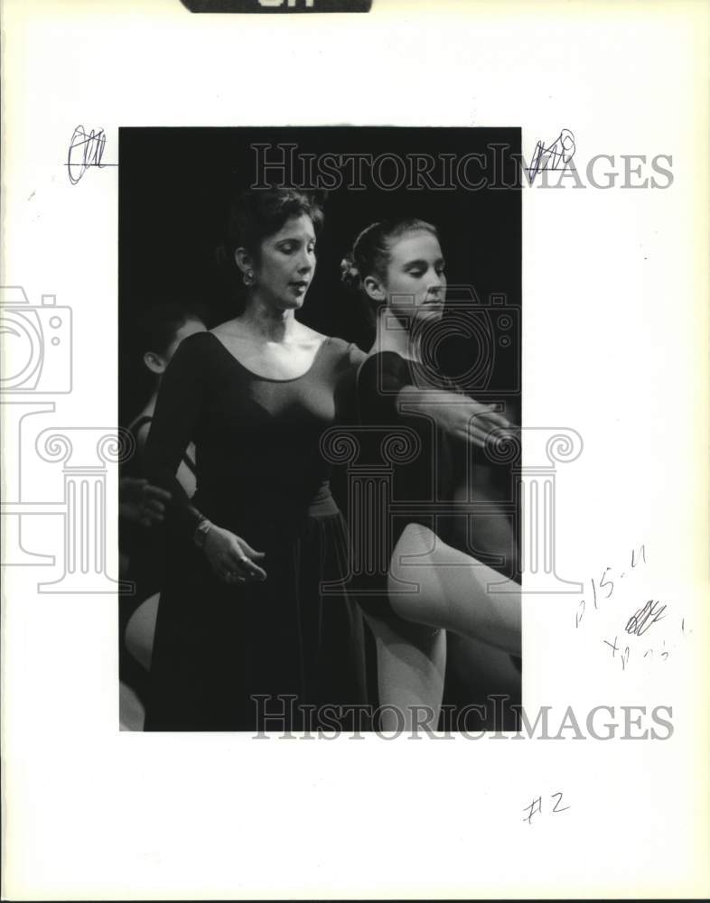 1990 Press Photo Myra Mier of Jefferson Ballet with Julie Lawrence at audition - Historic Images