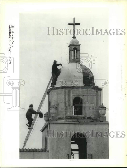 1994 Press Photo Workers apply a rubber epoxy on top of Jefferson Care Center - Historic Images