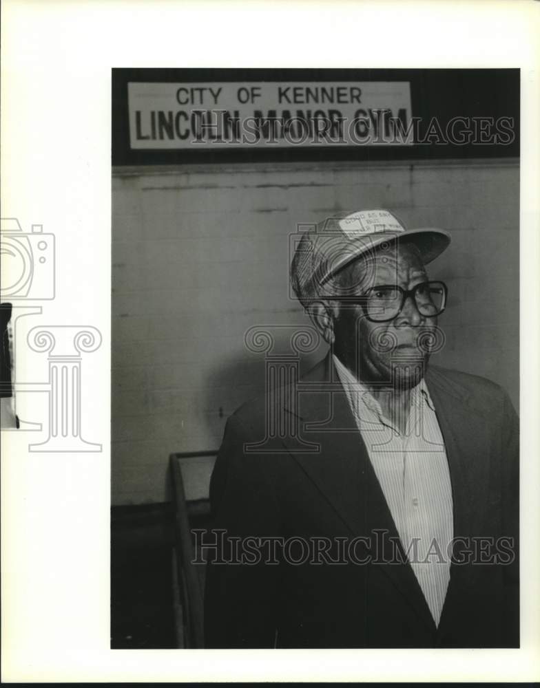 1990 Press Photo Lincoln Manor Gym, Coach Louis Jones-care taker of the grounds - Historic Images