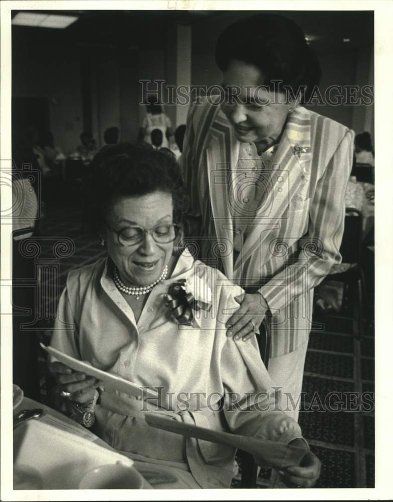 1986 Press Photo Teacher Marie Jones retiring after teaching for 50 years - Historic Images