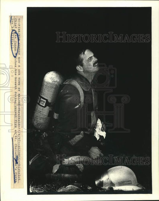1987 Press Photo District Chief Mike Jones during fire at St. Christopher's Inn - Historic Images