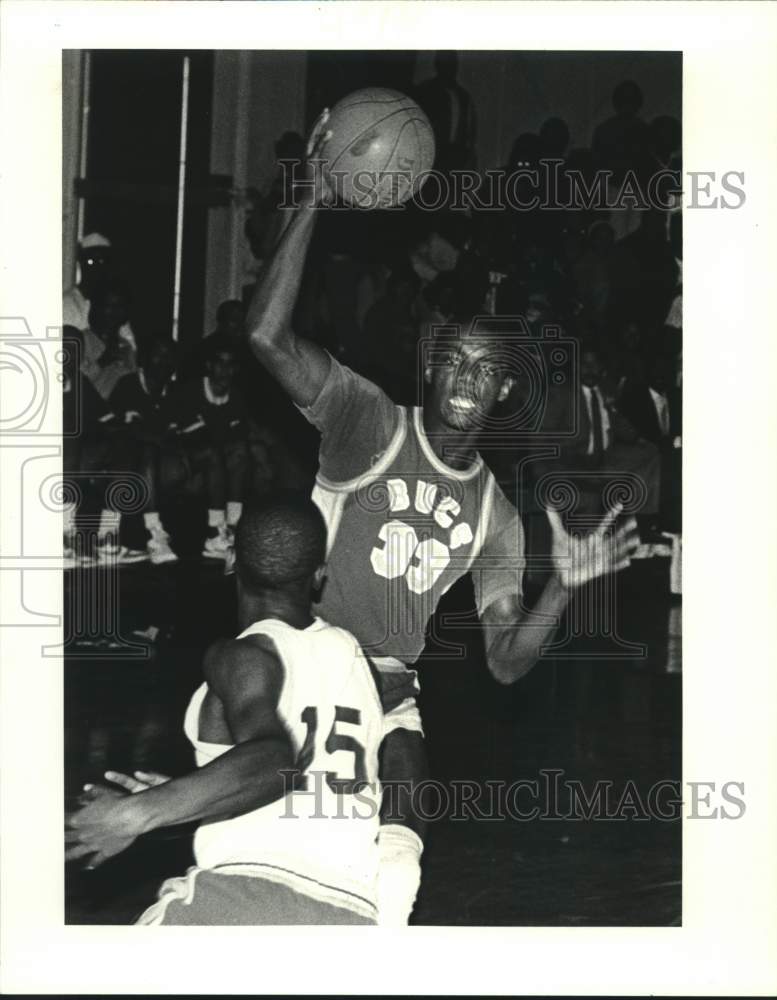 1987 Press Photo Landry&#39;s Dwayne Jones shoots over McD&#39;s Ron Everfield &amp; scores - Historic Images