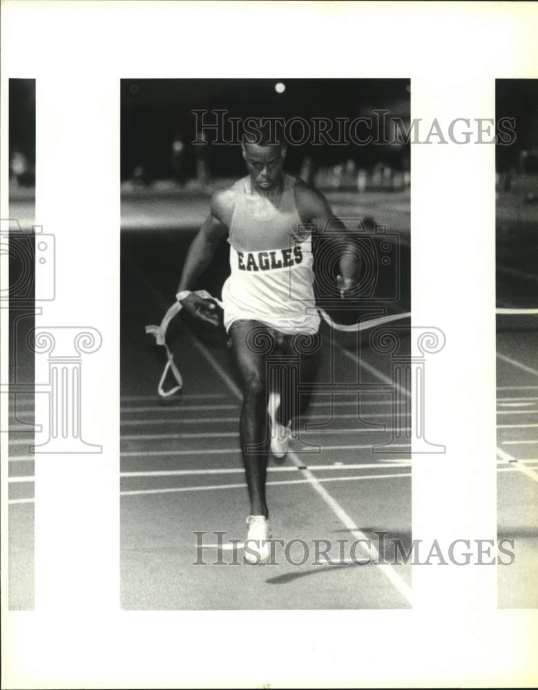 1992 Press Photo Carlos Jones crosses the finish at track meet on Tulane&#39;s track - Historic Images