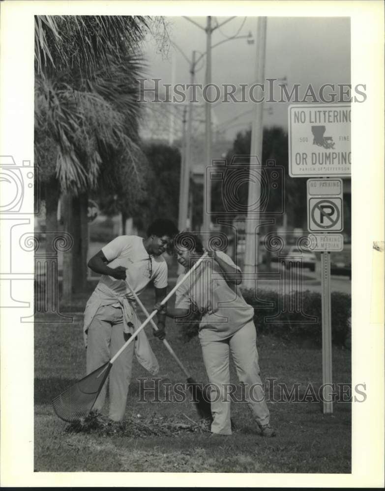 1989 Press Photo Jefferson Department of parkways workers rake up leaves - Historic Images