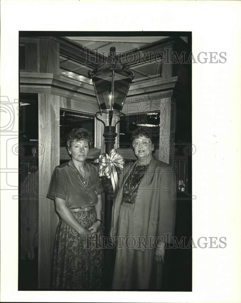 1987 Press Photo Kathleen Jones with Carmel Brown - Historic Images