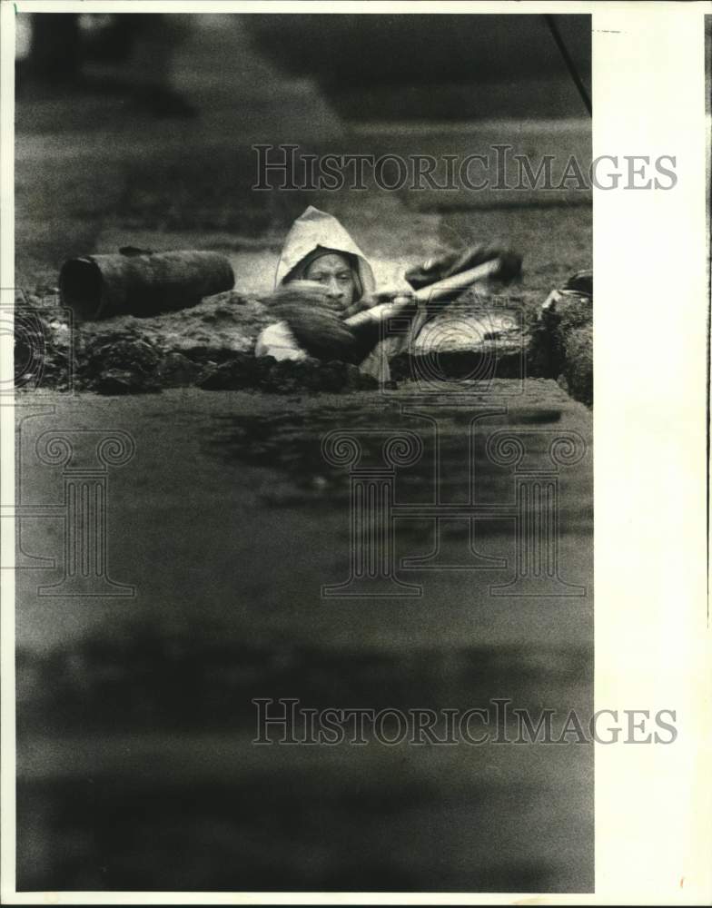 1988 Press Photo Jefferson Parish worker repairing a broken sewer line-Turnbull - Historic Images