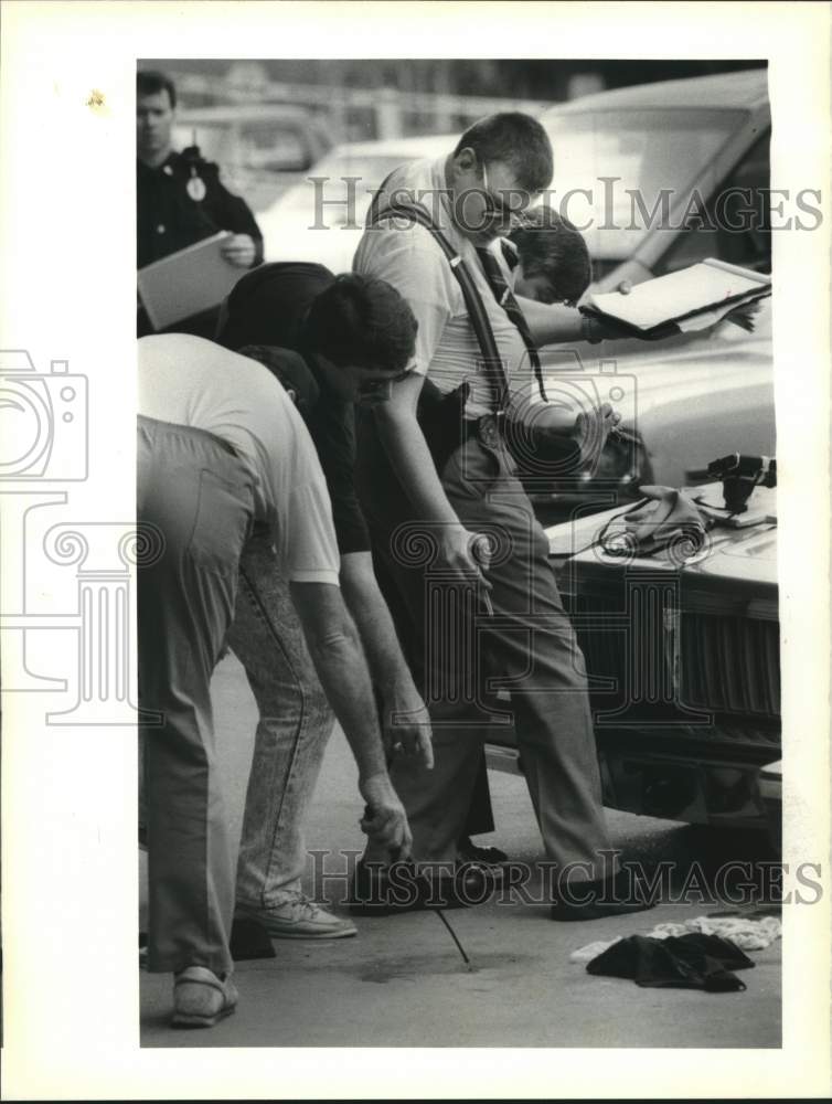 1990 Press Photo Jefferson Parish Law enforcement officials investigate scene - Historic Images