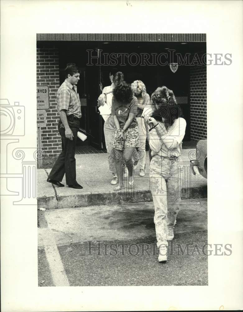 1987 Press Photo Sgt. John Fornato of Jefferson Parish Office escorts five women - Historic Images